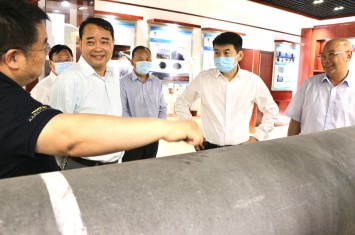 河南省委常委、副省长费东斌深入乐动手机网页版登录入口集团总部园区走访调研